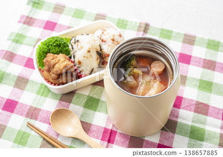 罐裝湯午餐:蔬菜湯 罐裝湯午餐:蔬菜湯 138657885