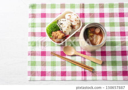 罐裝湯午餐:蔬菜湯 罐裝湯午餐:蔬菜湯 138657887