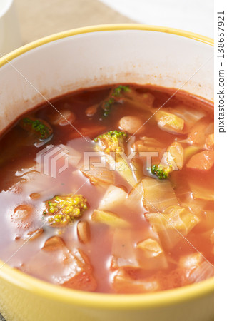蔬菜通心粉湯 蔬菜通心粉湯 138657921