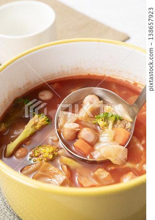 蔬菜通心粉湯 蔬菜通心粉湯 138657923