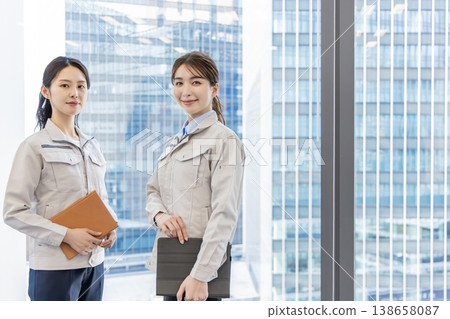 Foreign workers in work clothes: training, acceptance, technical skills Foreign workers in work clothes: training, acceptance, technical skills 138658087