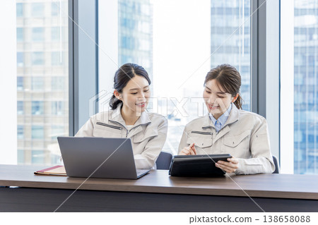 Foreign workers in work clothes: training, acceptance, technical skills Foreign workers in work clothes: training, acceptance, technical skills 138658088