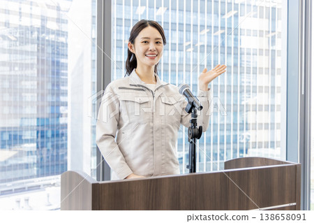 一位身穿工作服的女士正在解釋。 一位身穿工作服的女士正在解釋。 138658091