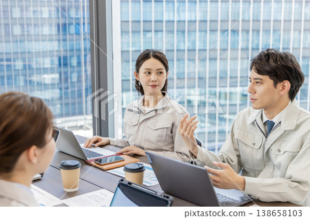 穿著工作服的員工 穿著工作服的員工 138658103