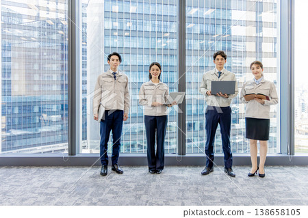 穿著工作服的員工 138658105