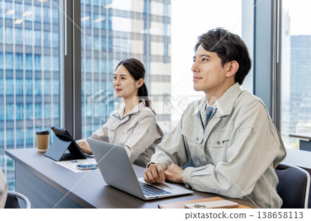 穿著工作服的員工 138658113