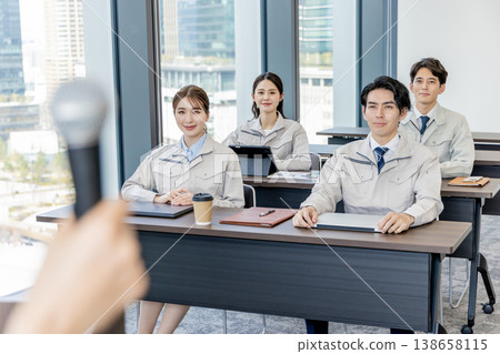 穿著工作服的員工 138658115