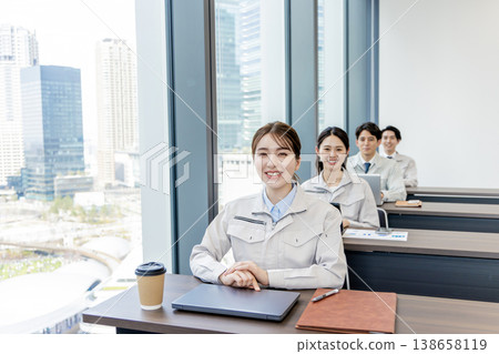 穿著工作服的員工 138658119