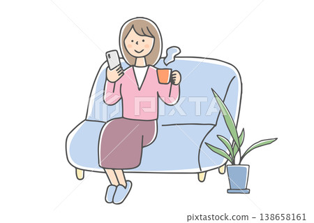 一位女士坐在沙發上，一邊啜飲著熱飲，一邊看著她的智慧型手機。 138658161