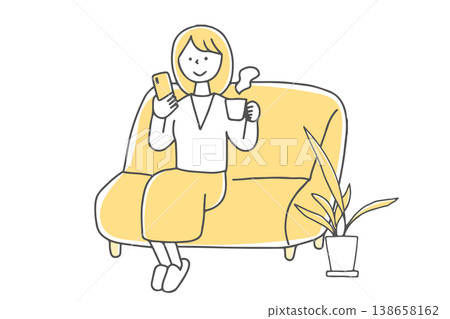 一位女士坐在沙發上,一邊啜飲著熱飲,一邊看著她的智慧型手機(黑白照片)。 一位女士坐在沙發上,一邊啜飲著熱飲,一邊看著她的智慧型手機(黑白照片)。 138658162