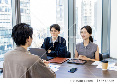 Young business people having a meeting Young business people having a meeting 138658286