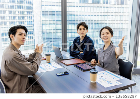 Young business people having a meeting Young business people having a meeting 138658287