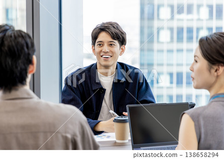 Young business people having a meeting Young business people having a meeting 138658294