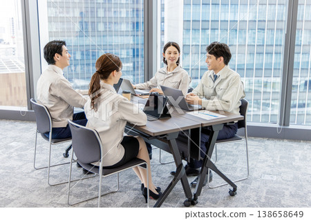 穿著工作服的員工 穿著工作服的員工 138658649