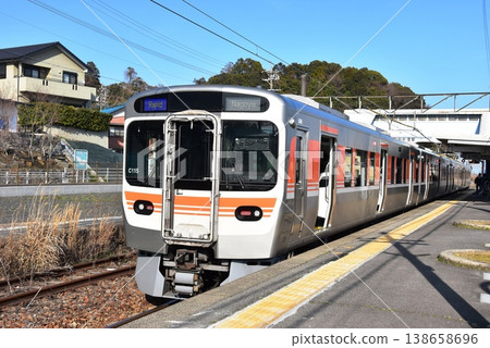 三重縣鈴鹿市的JR笠裡月台和列車。 138658696