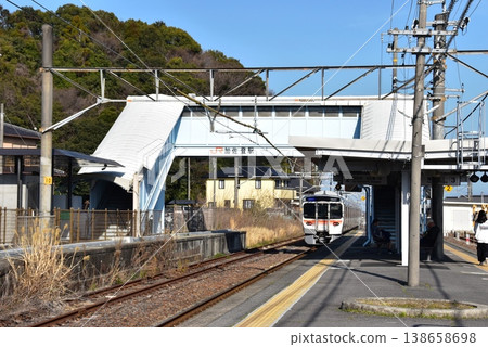 三重縣鈴鹿市的JR笠裡月台和列車。 三重縣鈴鹿市的JR笠裡月台和列車。 138658698