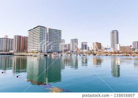 明石市的港口和城鎮景觀(兵庫縣) 明石市的港口和城鎮景觀(兵庫縣) 138658807