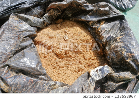 米糠肥料、在表面上大量繁殖的納豆以及優格中的白色發酵細菌。 米糠肥料、在表面上大量繁殖的納豆以及優格中的白色發酵細菌。 138658967