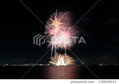 Fireworks sparkling on the waterfront (Kuwana Suigo Fireworks Festival, Kuwana City, Mie Prefecture) Fireworks sparkling on the waterfront (Kuwana Suigo Fireworks Festival, Kuwana City, Mie Prefecture) 138659014