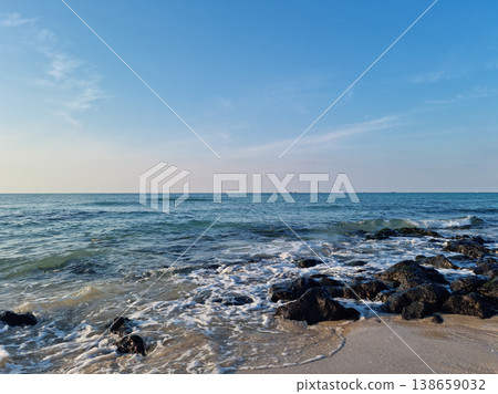 This is Gwakji Beach in Jeju Island, which has basalt rocks. 138659032