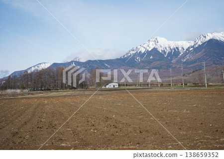 Around the time the snow melts, a distant view of the Yatsugatake Mountains from Nobeyama. Around the time the snow melts, a distant view of the Yatsugatake Mountains from Nobeyama. 138659352