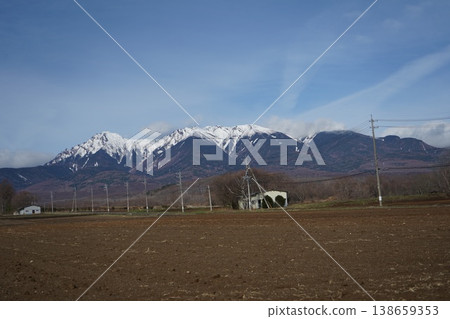 Around the time the snow melts, a distant view of the Yatsugatake Mountains from Nobeyama. Around the time the snow melts, a distant view of the Yatsugatake Mountains from Nobeyama. 138659353
