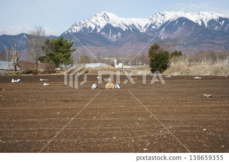 Around the time the snow melts, a distant view of the Yatsugatake Mountains from Nobeyama. Around the time the snow melts, a distant view of the Yatsugatake Mountains from Nobeyama. 138659355