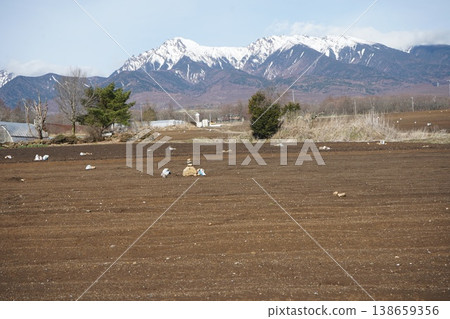 雪融化前後,從野邊山遠眺八嶽山脈。 雪融化前後,從野邊山遠眺八嶽山脈。 138659356