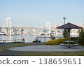The view of the Rainbow Bridge and Tokyo Bay in the early morning from Toyosu Gururi Park. 138659651