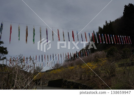 Preparations for displaying carp streamers are underway at Michi-no-Eki Minami Kiyosato. 138659947