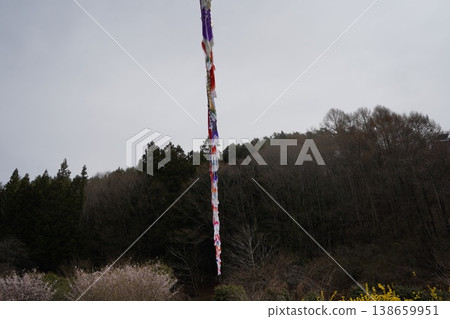 Preparations for displaying carp streamers are underway at Michi-no-Eki Minami Kiyosato. 138659951