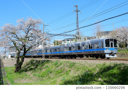 小田急2000系列車2058F和盛開至最後的櫻花。 小田急2000系列車2058F和盛開至最後的櫻花。 138660206
