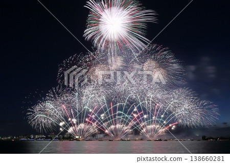 Fireworks sparkling on the waterfront (Kuwana Suigo Fireworks Festival, Kuwana City, Mie Prefecture) Fireworks sparkling on the waterfront (Kuwana Suigo Fireworks Festival, Kuwana City, Mie Prefecture) 138660281