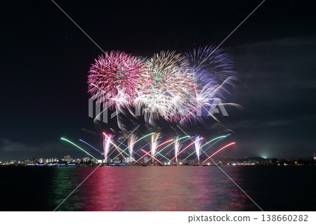 Fireworks sparkling on the waterfront (Kuwana Suigo Fireworks Festival, Kuwana City, Mie Prefecture) Fireworks sparkling on the waterfront (Kuwana Suigo Fireworks Festival, Kuwana City, Mie Prefecture) 138660282