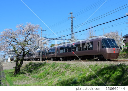 小田急30000系列EXE和櫻花在最後階段 138660444