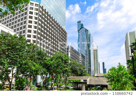 城市景觀,綠樹成蔭,建築物林立。 城市景觀,綠樹成蔭,建築物林立。 138660742
