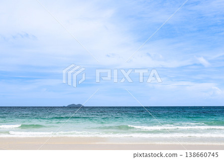 湛藍天空下的海灘 湛藍天空下的海灘 138660745