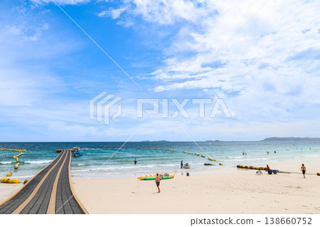 湛藍天空下的沙灘與浮動碼頭 138660752