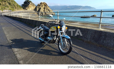 A scene of a classic bike by the blue sea on a sun 138661118