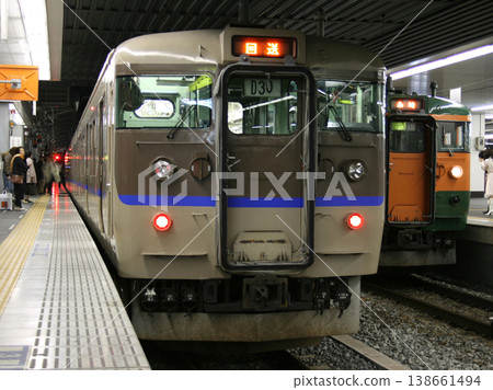 2008年，一列115系列列車停靠岡山站。 138661494