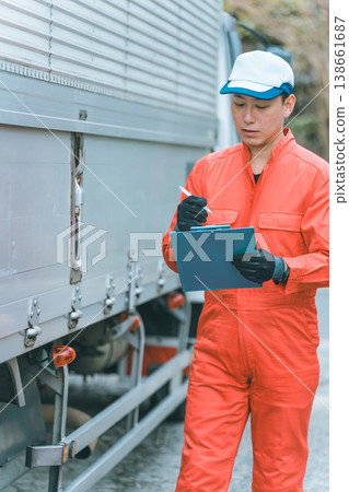 Truck mechanic 138661687