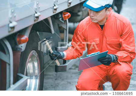 使用檢查錘檢查卡車輪胎氣壓 使用檢查錘檢查卡車輪胎氣壓 138661695