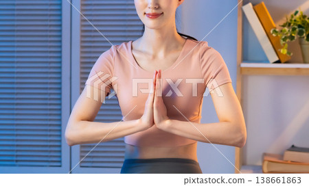 Women who do yoga Women who do yoga 138661863