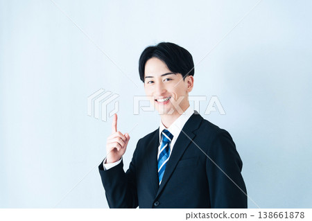 穿著西裝的男人的肖像 138661878