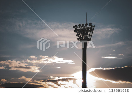 在夕陽下沾染的天空 在夕陽下沾染的天空 138661918