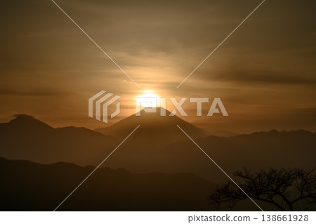 Diamond Fuji (Mount Takao summit) Diamond Fuji (Mount Takao summit) 138661928