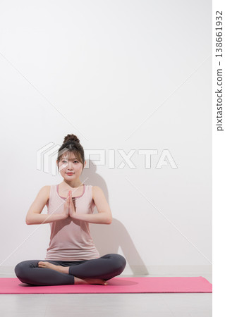 為女性提供的放鬆和正念冥想,透過冥想和瑜伽來平衡身心:祈禱式,安佳麗泥。 為女性提供的放鬆和正念冥想,透過冥想和瑜伽來平衡身心:祈禱式,安佳麗泥。 138661932