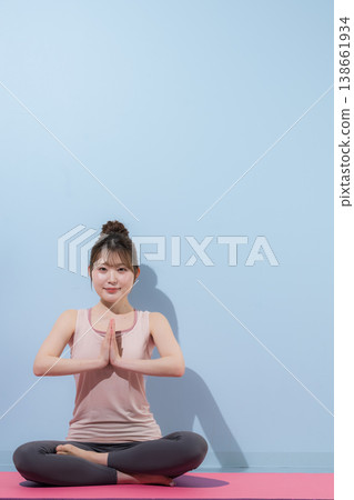 為女性提供的放鬆和正念冥想,透過冥想和瑜伽來平衡身心:祈禱式,安佳麗泥。 為女性提供的放鬆和正念冥想,透過冥想和瑜伽來平衡身心:祈禱式,安佳麗泥。 138661934
