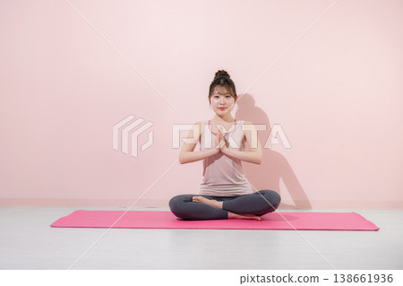 女性放鬆和正念冥想:冥想和瑜珈以協調身心-祈禱式(合十) 女性放鬆和正念冥想:冥想和瑜珈以協調身心-祈禱式(合十) 138661936
