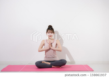 女性放鬆和正念冥想:冥想和瑜珈以協調身心-祈禱式(合十) 女性放鬆和正念冥想:冥想和瑜珈以協調身心-祈禱式(合十) 138661937